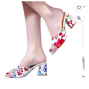 WOMEN BLOCK FLORAL HEELS SIZE 7.5/8